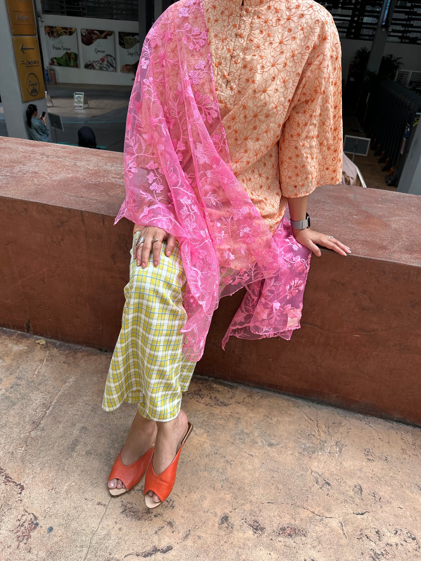 Getaran Baju Renda Oren