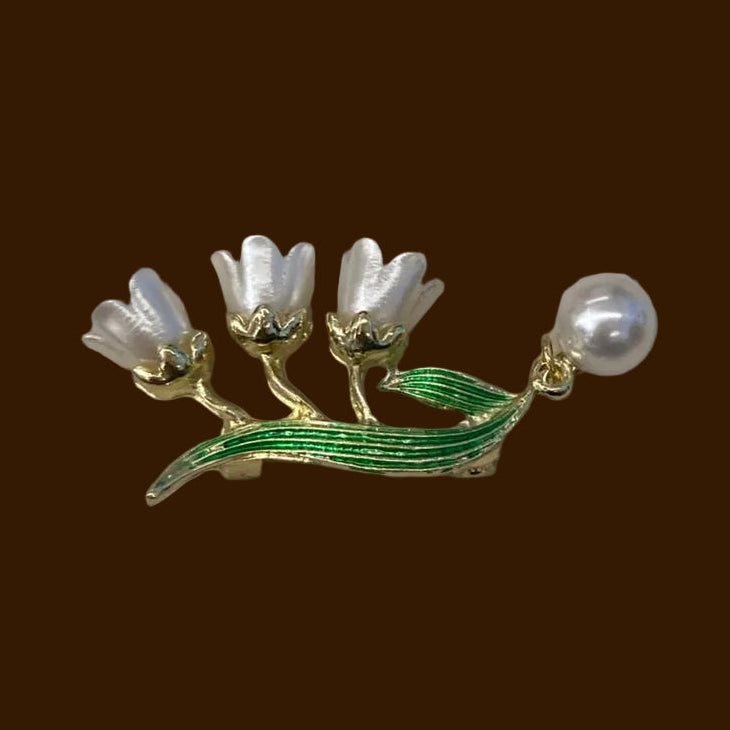 Kerongsang Pearl with 3 Flowers Green Leaf