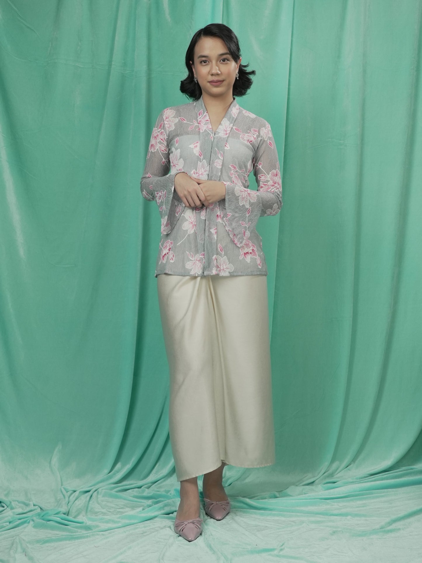 Kebaya Renda Pendek Kelabu