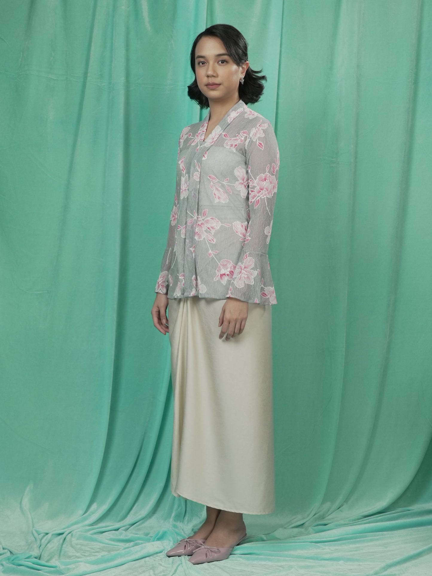 Kebaya Renda Pendek Kelabu