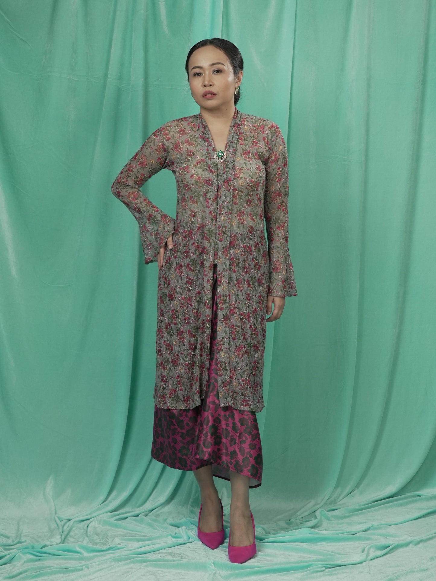 Kebaya Renda Panjang Kelabu