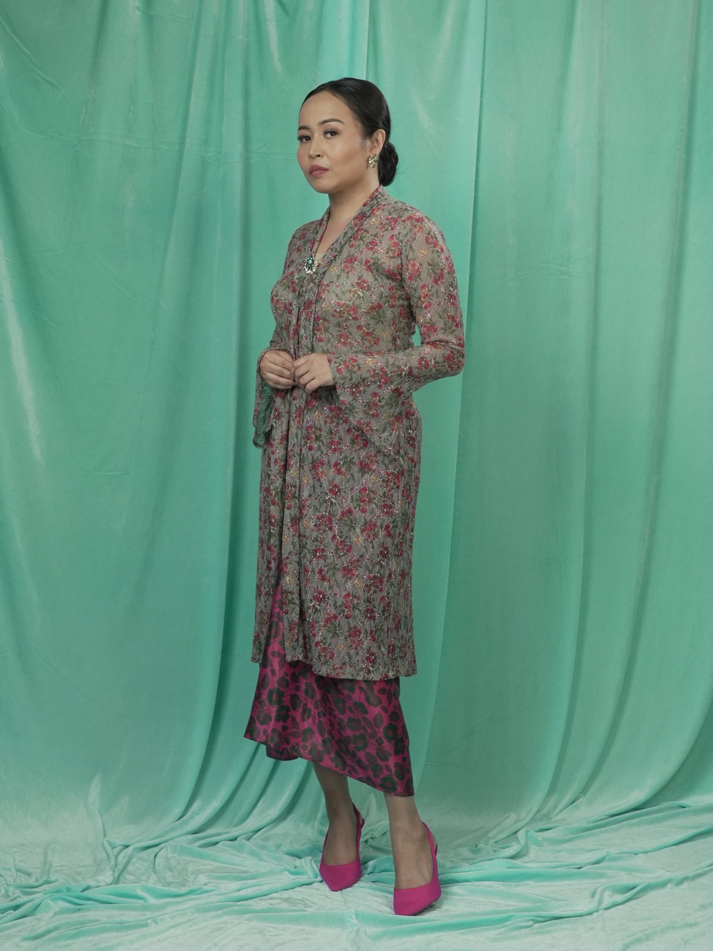 Kebaya Renda Panjang Kelabu