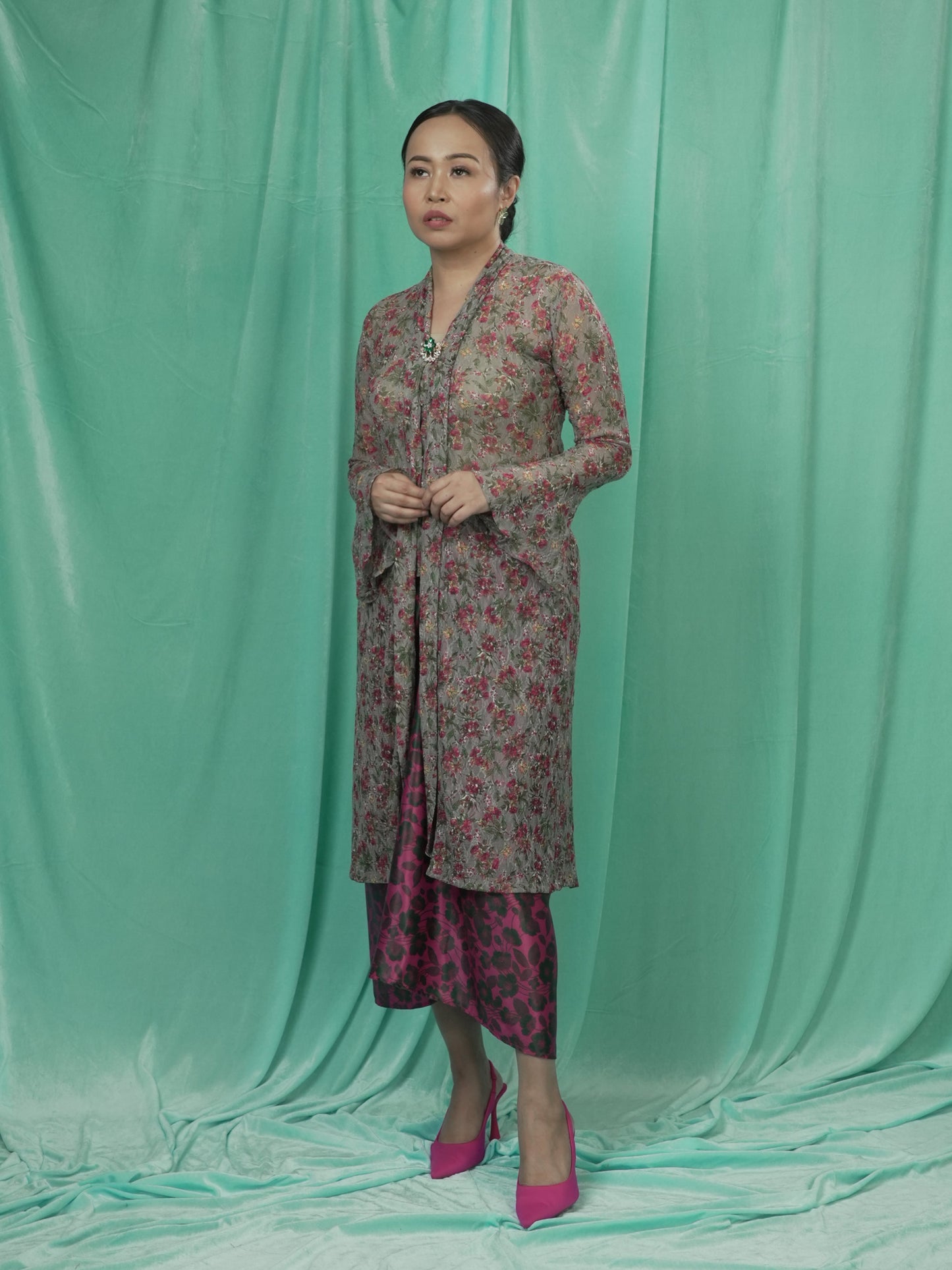 Kebaya Renda Panjang Kelabu