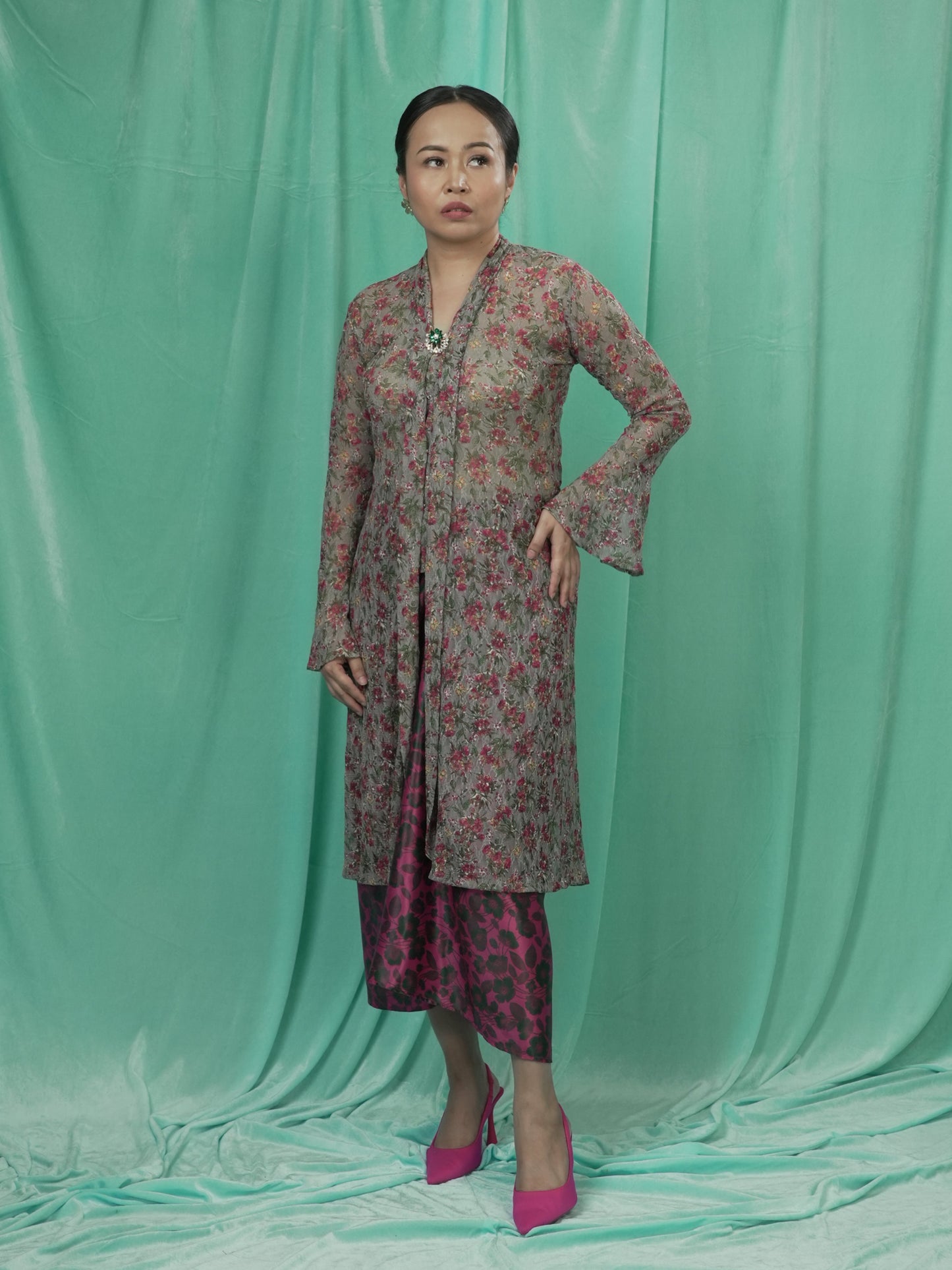 Kebaya Renda Panjang Kelabu