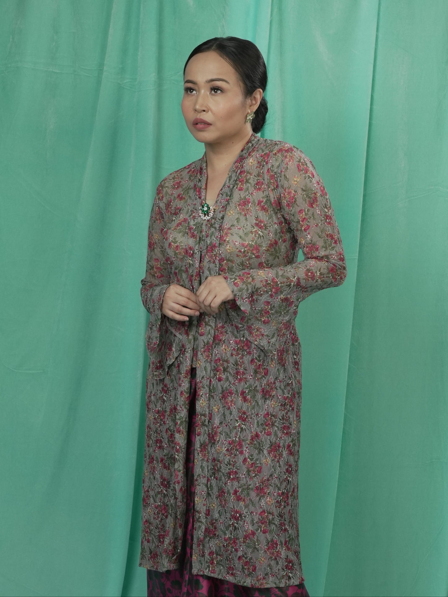 Kebaya Renda Panjang Kelabu