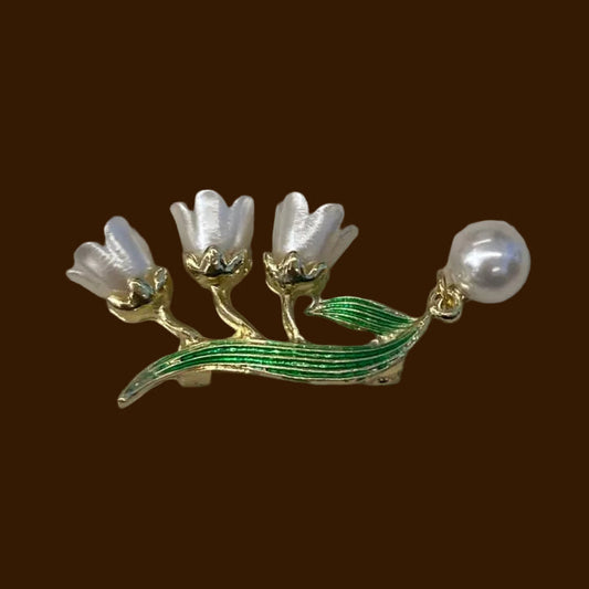 Kerongsang Pearl with 3 Flowers Green Leaf