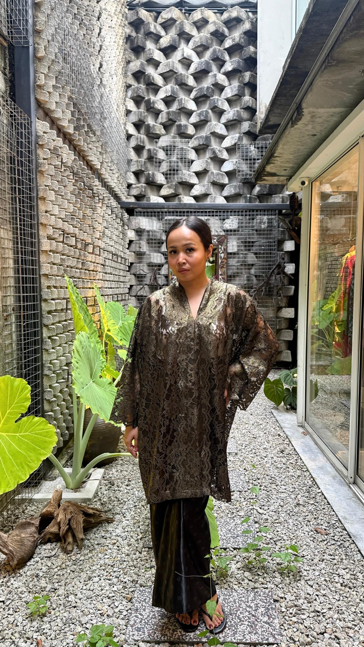 Kebaya Rindu Gema Hitam Emas