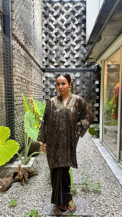 Kebaya Rindu Gema Hitam Emas
