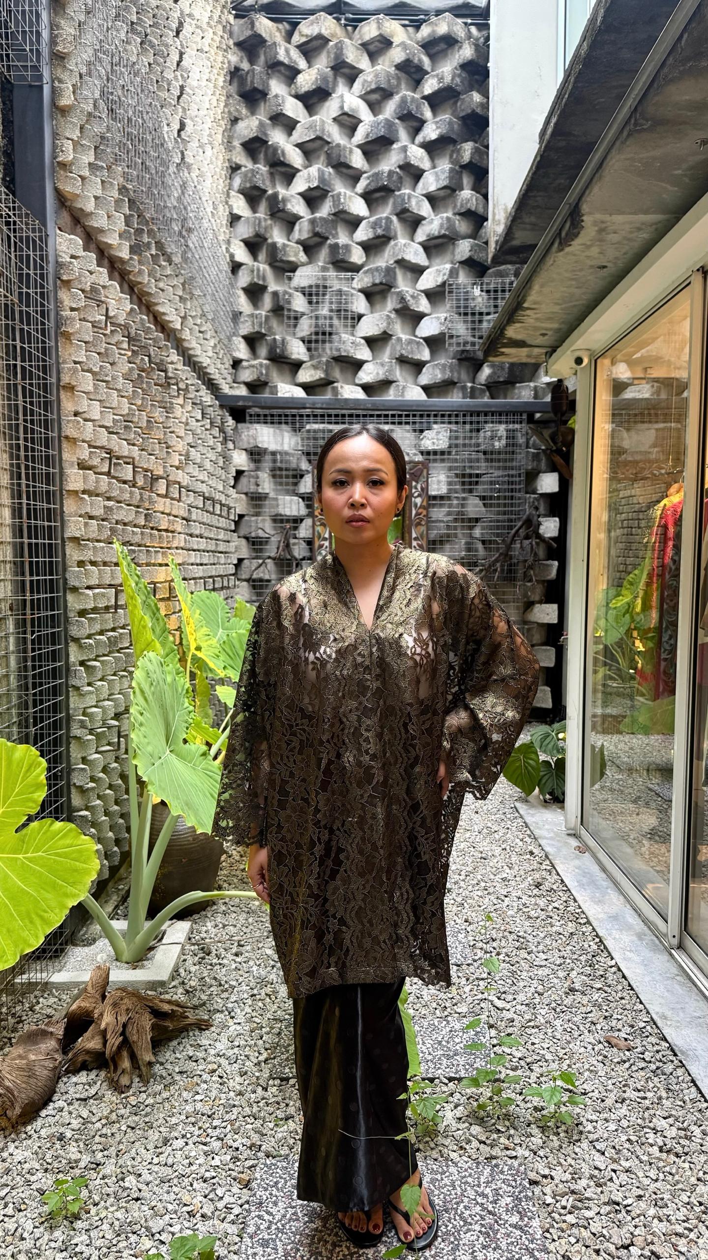 Kebaya Rindu Gema Hitam Emas