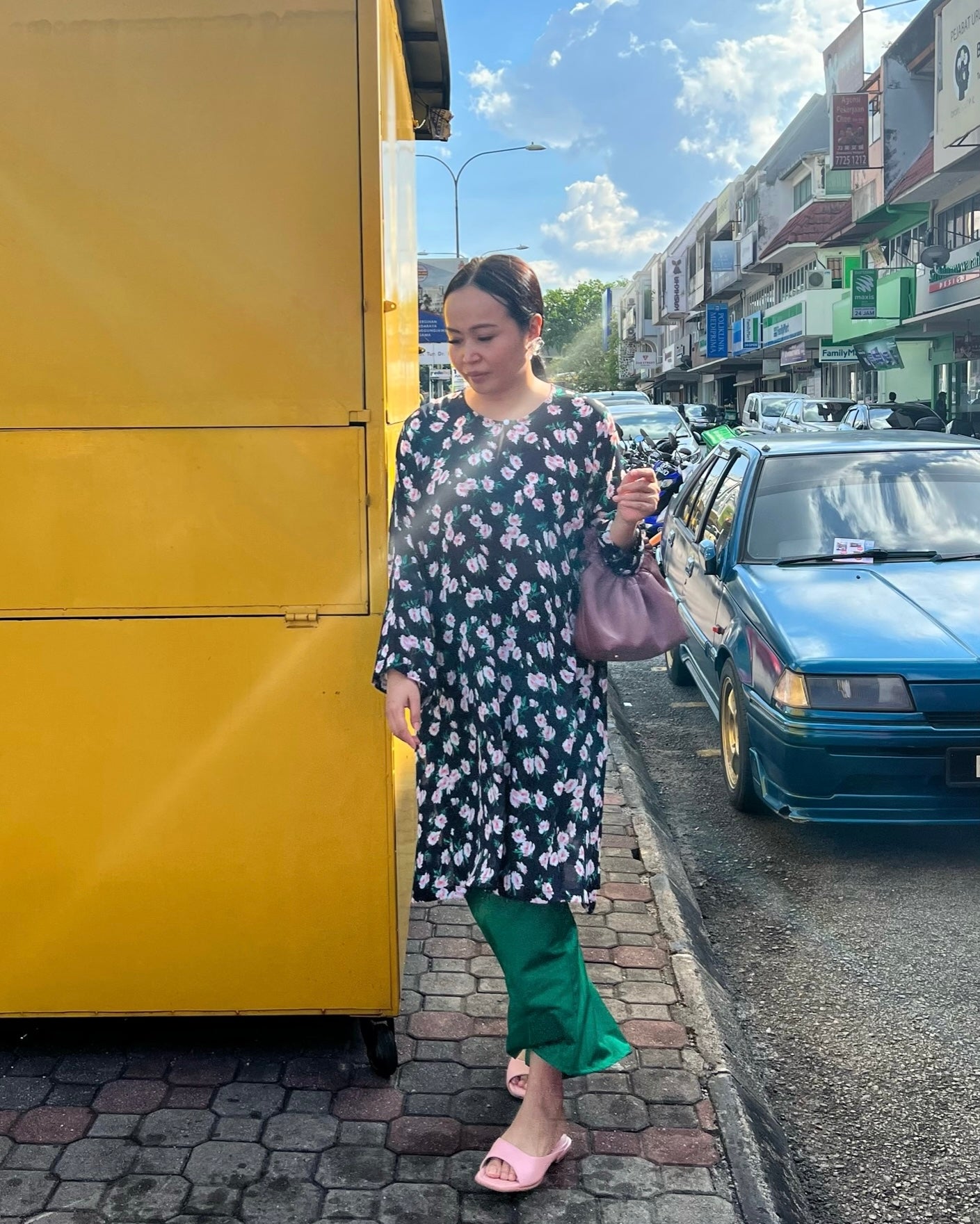 Baju Kurung Bunga Hitam