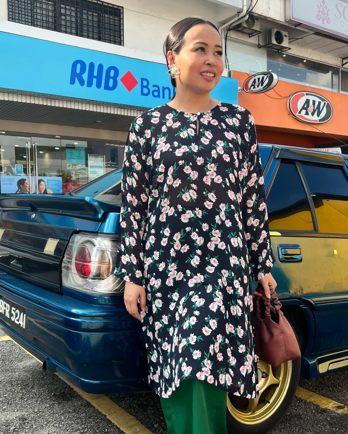 Baju Kurung Bunga Hitam